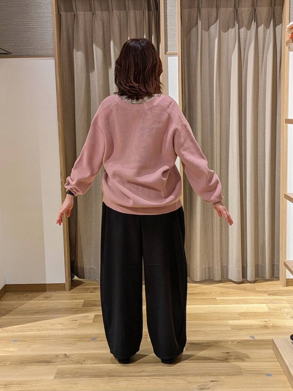 ホワイト系のTシャツ/カットソー、ブラック系のその他パンツ、ピンク系のカーディガン/ボレロを着用したレディースの冬コーディネートの2枚目の写真