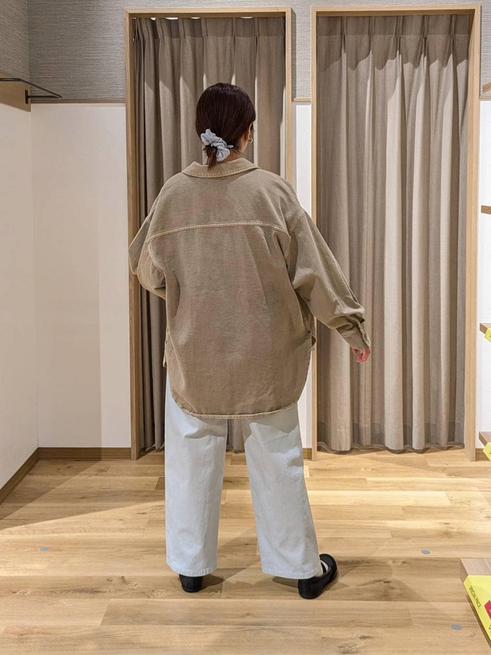 その他のベスト、ベージュ系のシャツ/ブラウス、ブラック系のバレエシューズを着用したレディースの春コーディネートの2枚目の写真