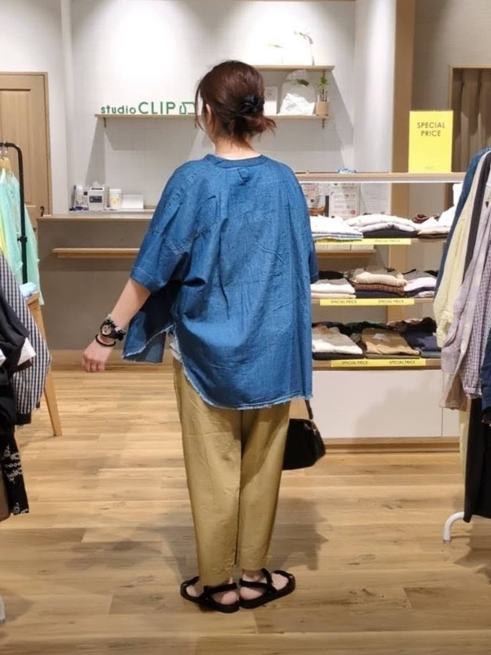 ブラック系のショルダーバッグ、ブラック系のサンダル、ベージュ系のその他パンツを着用したレディースの夏コーディネートの2枚目の写真