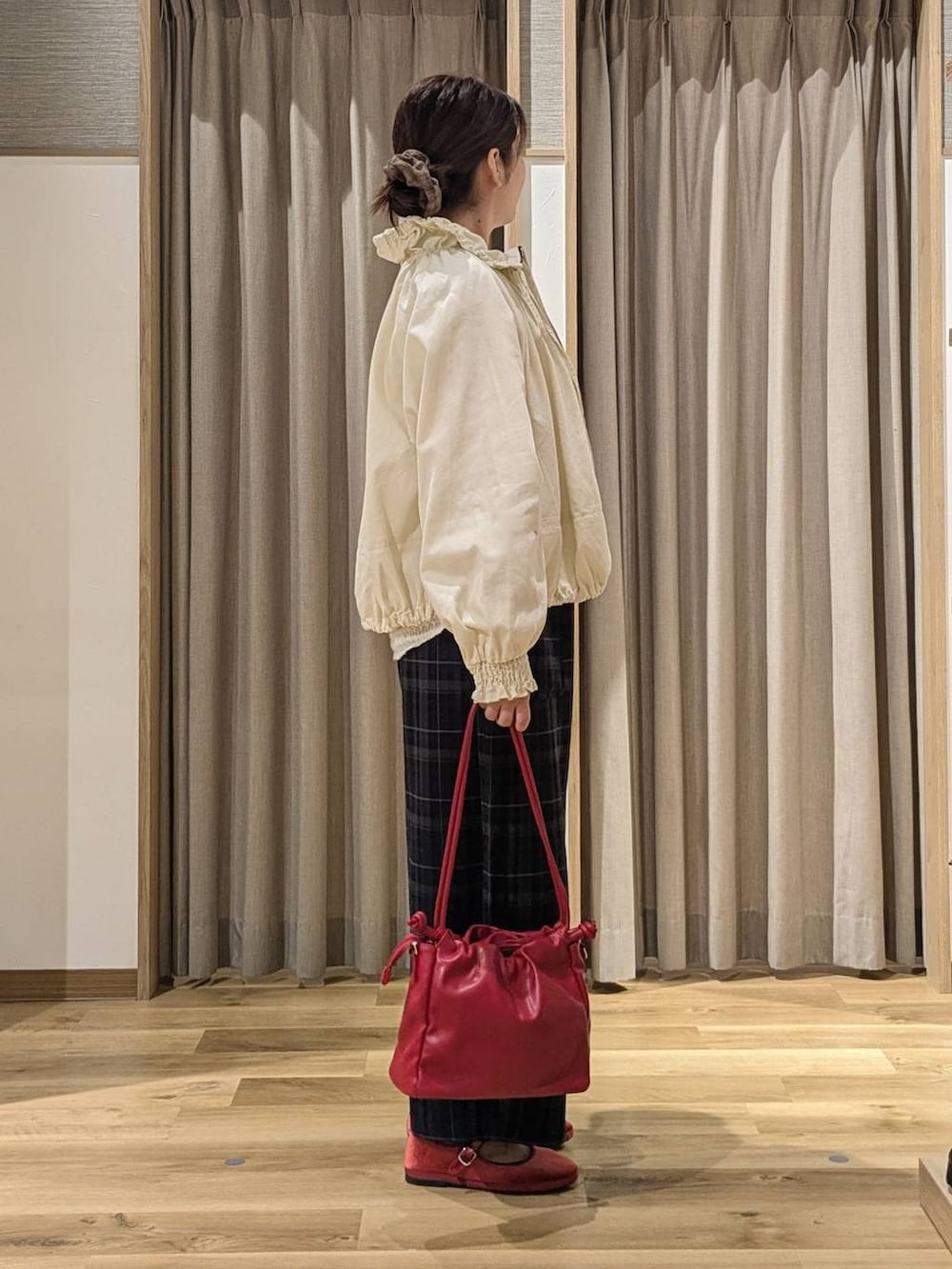 レッド系のその他シューズ、レッド系のショルダーバッグ、ホワイト系のブルゾンを着用したレディースの秋コーディネートの2枚目の写真