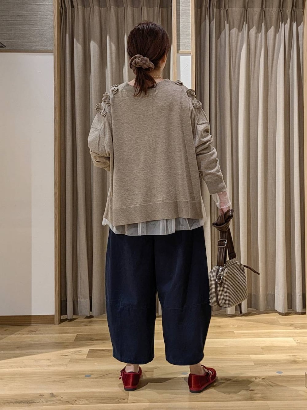 レッド系のその他シューズ、その他のTシャツ/カットソー、ベージュ系のカーディガン/ボレロを着用したレディースの秋コーディネートの3枚目の写真