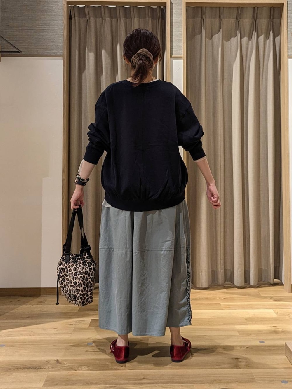 レッド系のその他シューズ、その他のTシャツ/カットソー、ブルー系のスカートを着用したレディースの秋コーディネートの3枚目の写真