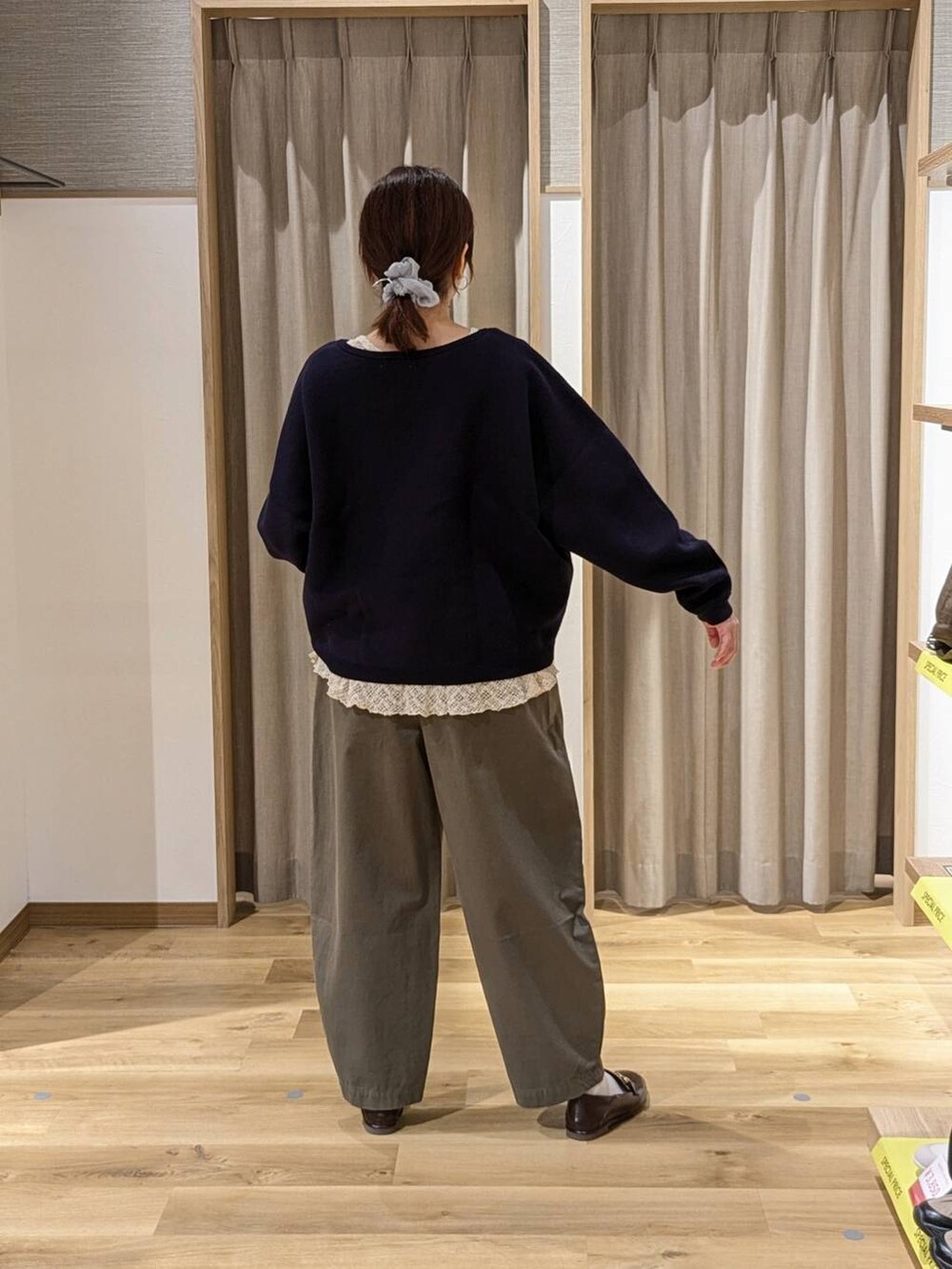 ブラウン系のトートバッグ、ブラウン系のローファー、グリーン系のその他パンツを着用したレディースの春コーディネートの2枚目の写真