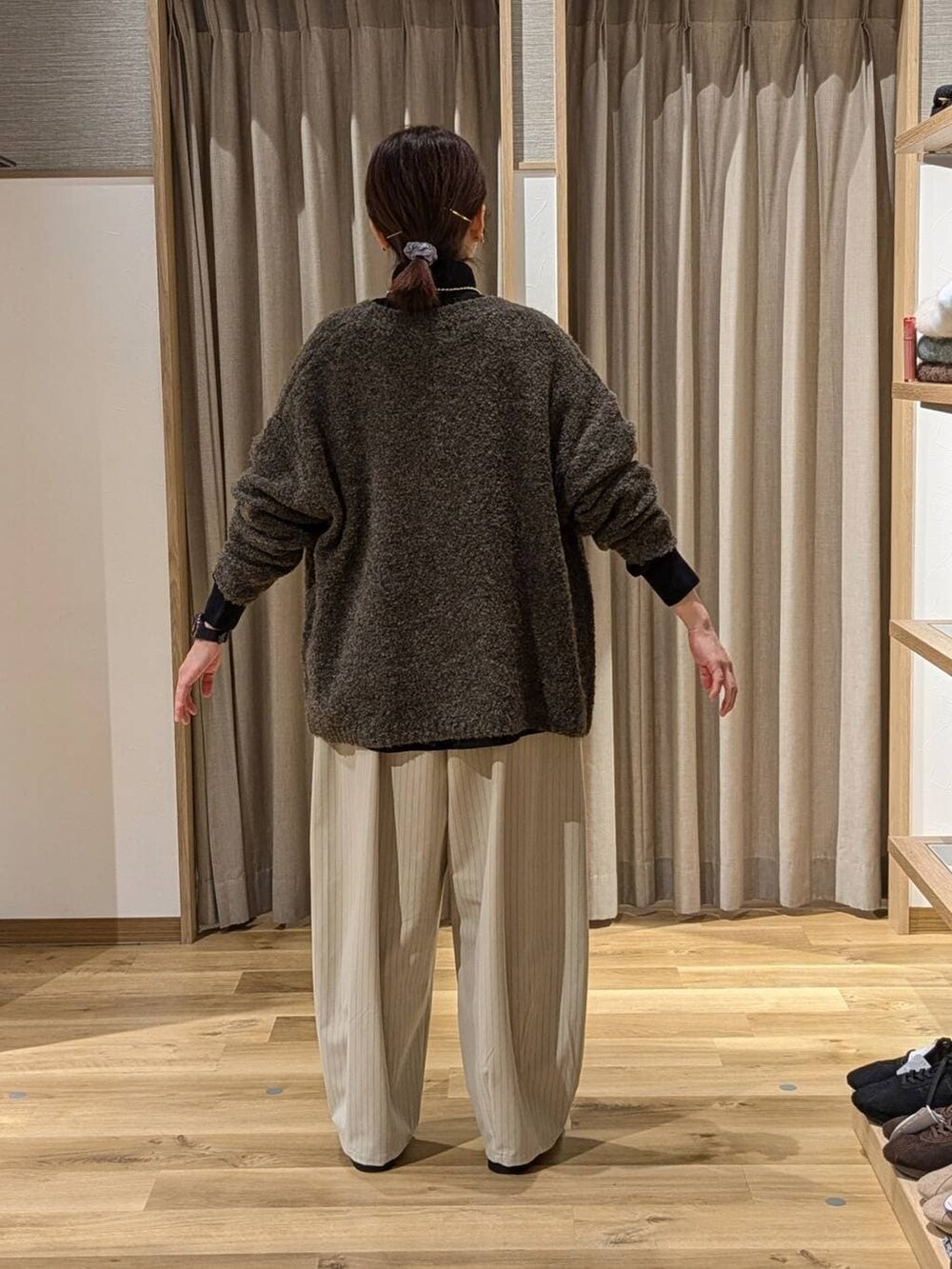 ブラック系のシャツ/ブラウス、ブラウン系のカーディガン/ボレロ、ブラウン系のショルダーバッグを着用したレディースの冬コーディネートの3枚目の写真