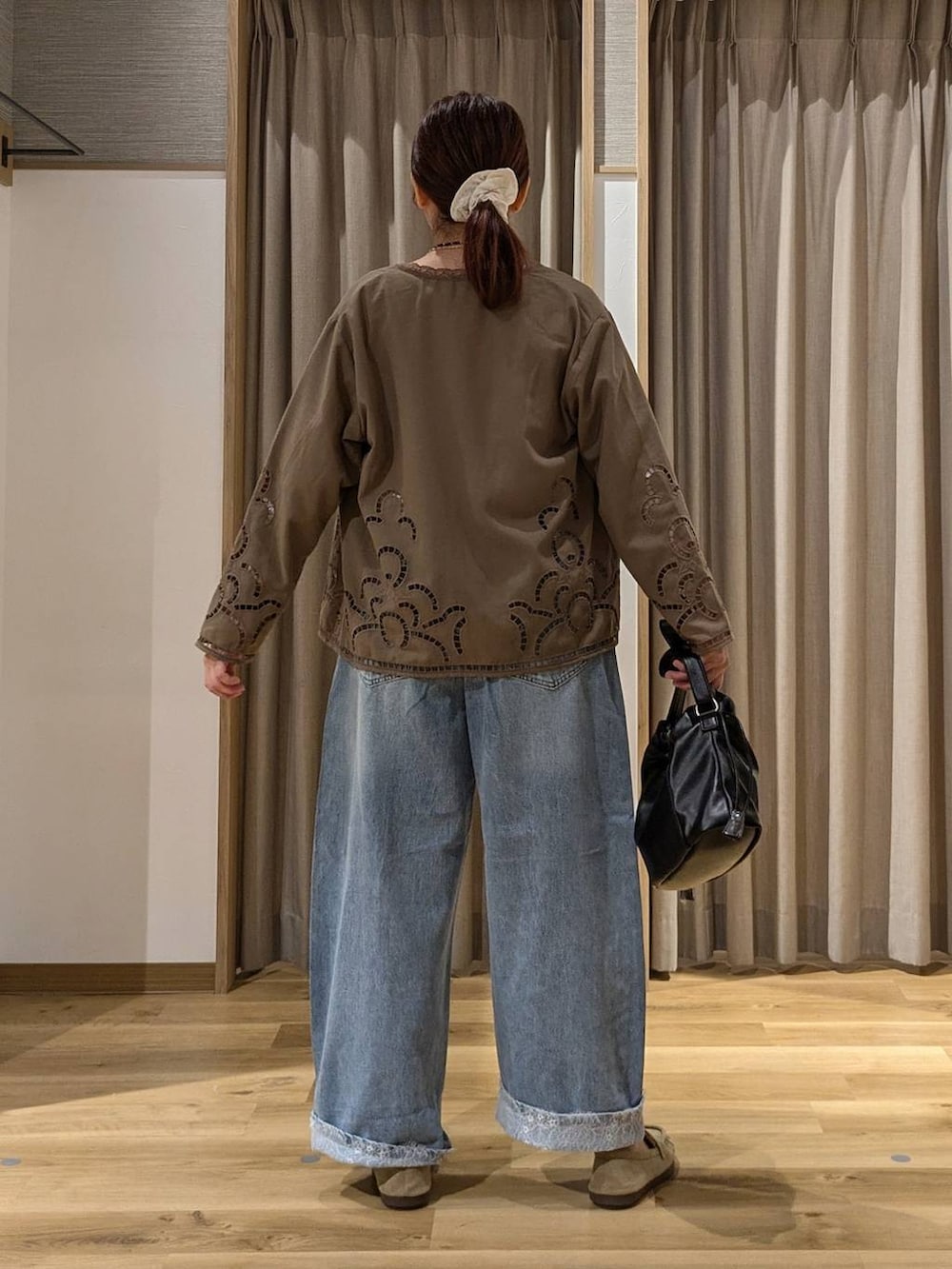 ブルー系のデニムパンツ、ホワイト系のTシャツ/カットソー、ブラウン系のシャツ/ブラウスを着用したレディースの夏コーディネートの3枚目の写真