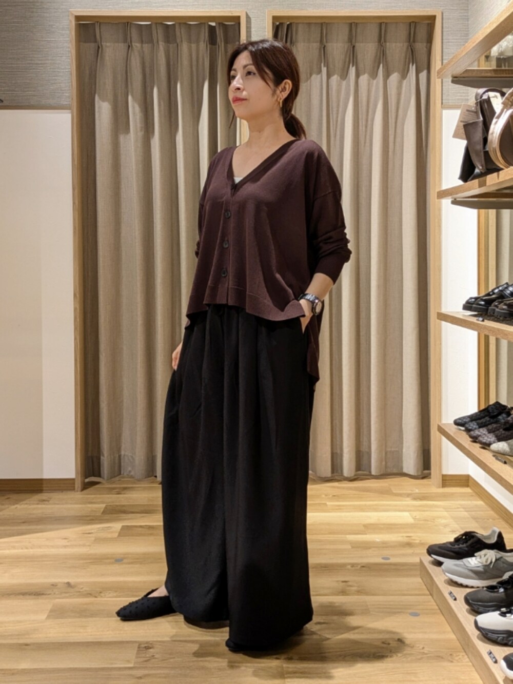 ブラック系のその他パンツ、ブラウン系のカーディガン/ボレロ、ブラック系のパンプスを着用したレディースの秋コーディネートの2枚目の写真