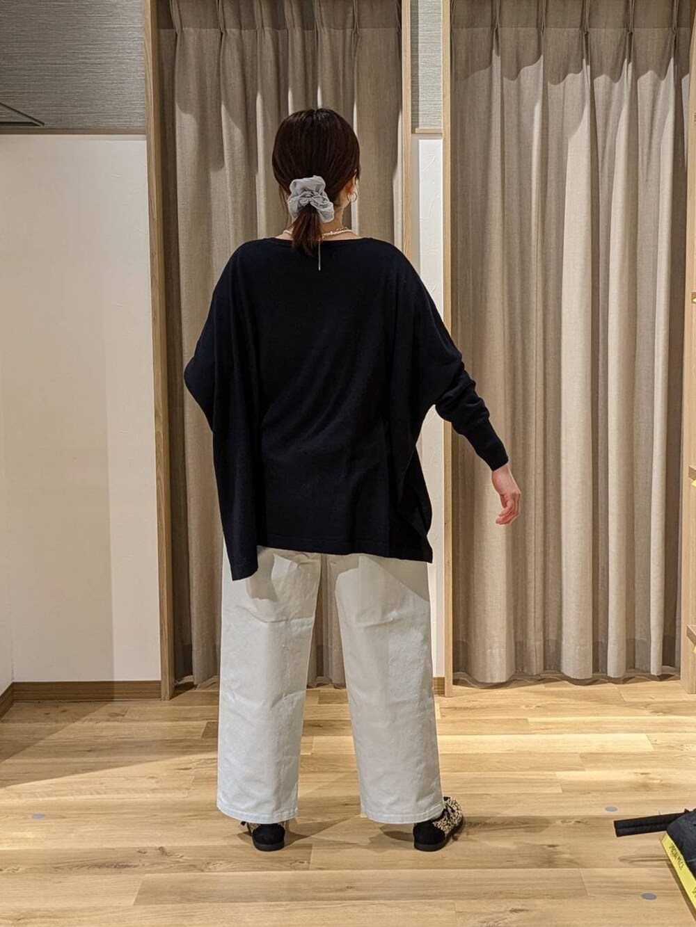 その他のスニーカー、ブルー系のその他パンツ、ブルー系のニット/セーターを着用したレディースの春コーディネートの2枚目の写真