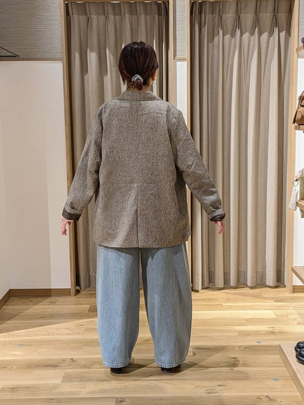 ベージュ系のテーラードジャケット、その他のTシャツ/カットソー、ブラウン系のショルダーバッグを着用したレディースの冬コーディネートの2枚目の写真