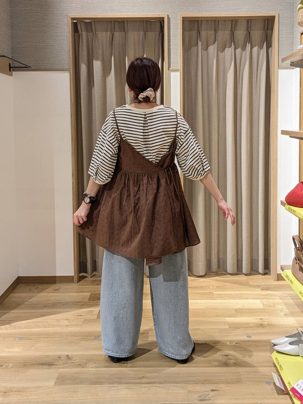 ブルー系のデニムパンツ、ブラック系のバレエシューズ、その他のTシャツ/カットソーを着用したレディースの春コーディネートの2枚目の写真