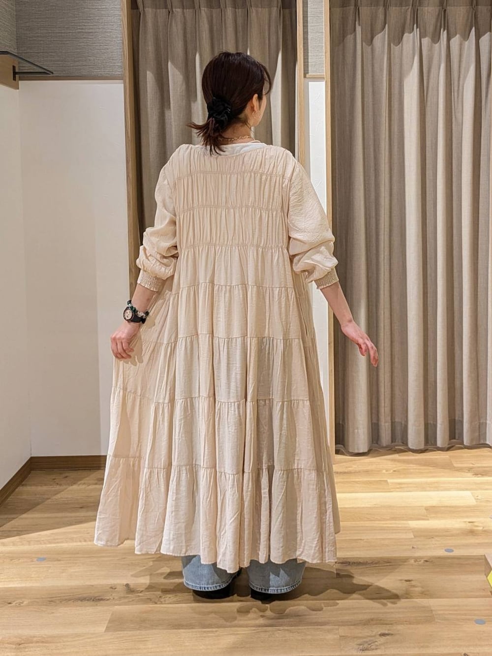 ブルー系のデニムパンツ、その他のスニーカー、ブラウン系のトートバッグを着用したレディースの春コーディネートの2枚目の写真