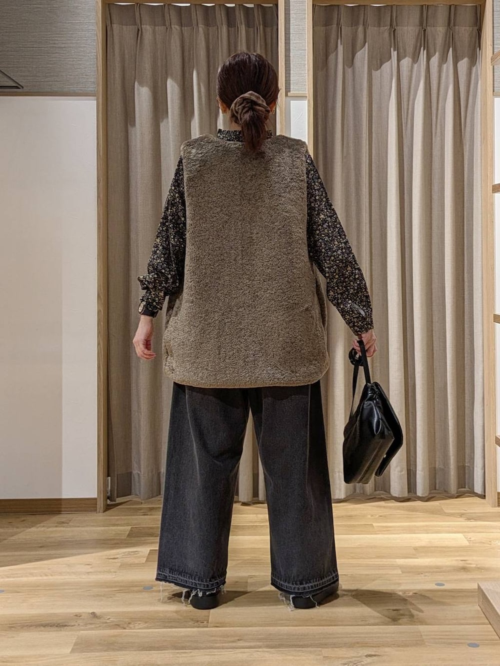 その他のシャツ/ブラウス、ブラウン系のデニムパンツ、ブラウン系のベストを着用したレディースの秋コーディネートの3枚目の写真