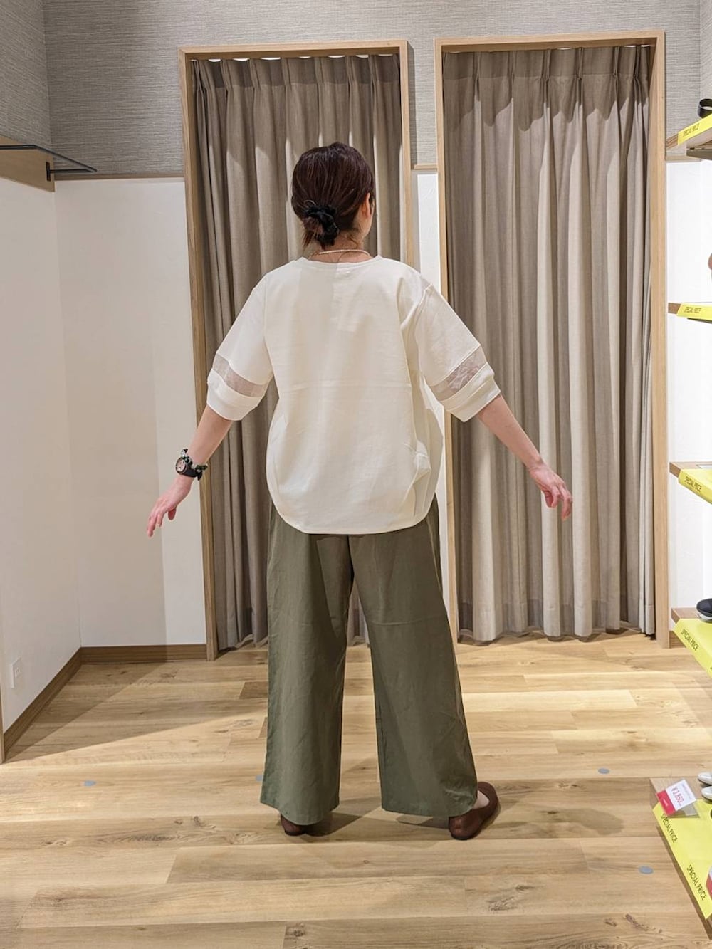 ホワイト系のTシャツ/カットソー、ベージュ系のショルダーバッグ、ブラウン系のパンプスを着用したレディースの春コーディネートの2枚目の写真