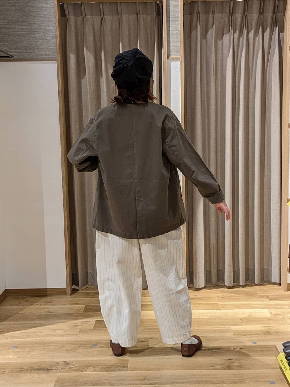 その他のその他パンツ、ホワイト系のシャツ/ブラウス、グリーン系のその他アウターを着用したレディースの春コーディネートの2枚目の写真