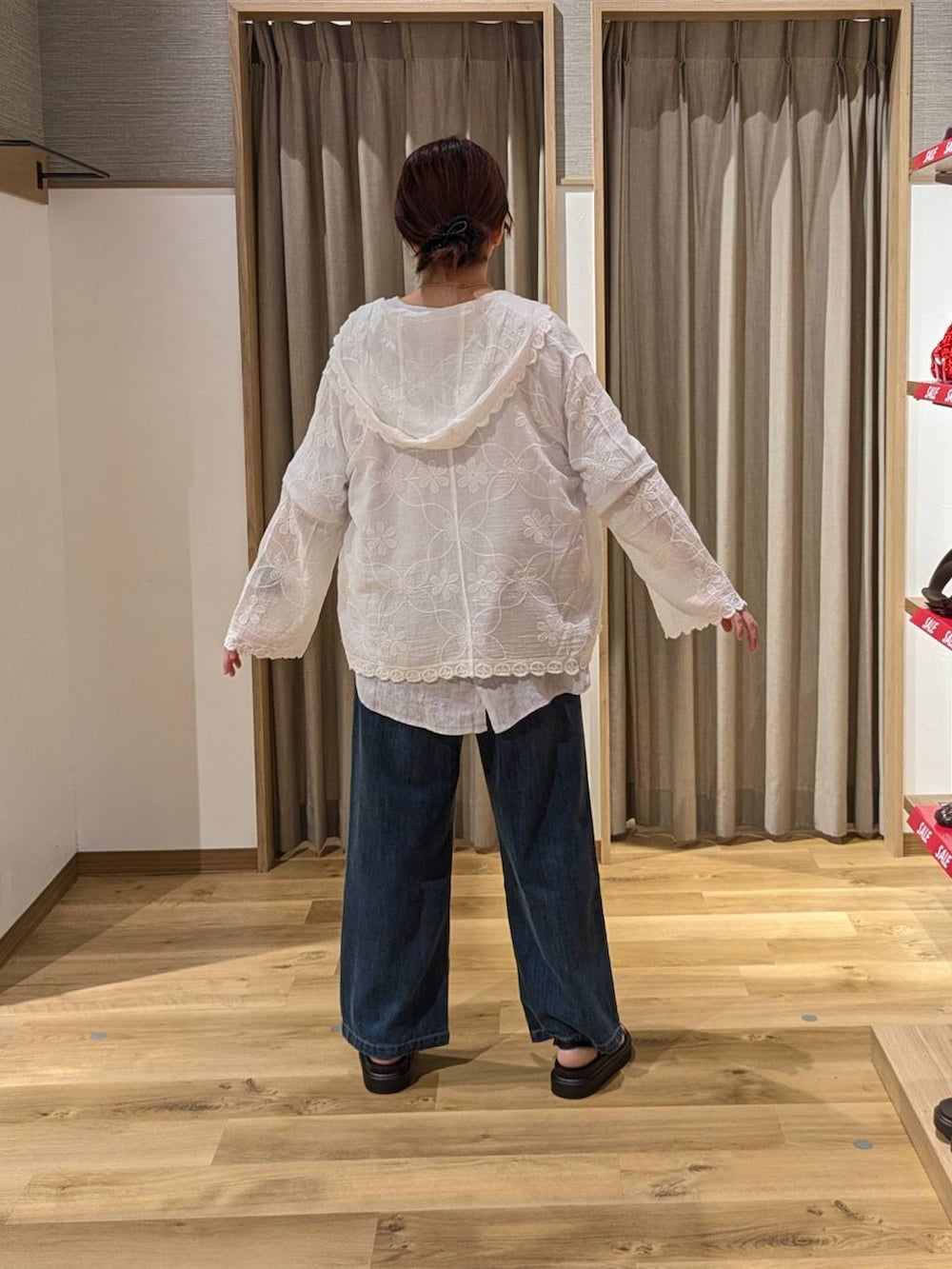 ホワイト系のシャツ/ブラウス、ブラック系のサンダル、パープル系のシャツ/ブラウスを着用したレディースの夏コーディネートの3枚目の写真