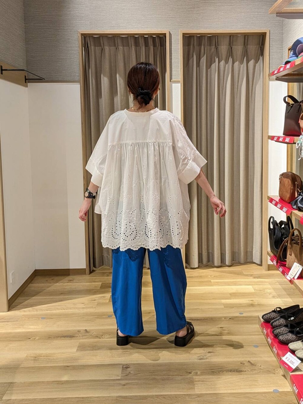 その他のベスト、ブラック系のタンクトップ、ブルー系のその他パンツを着用したレディースの夏コーディネートの2枚目の写真
