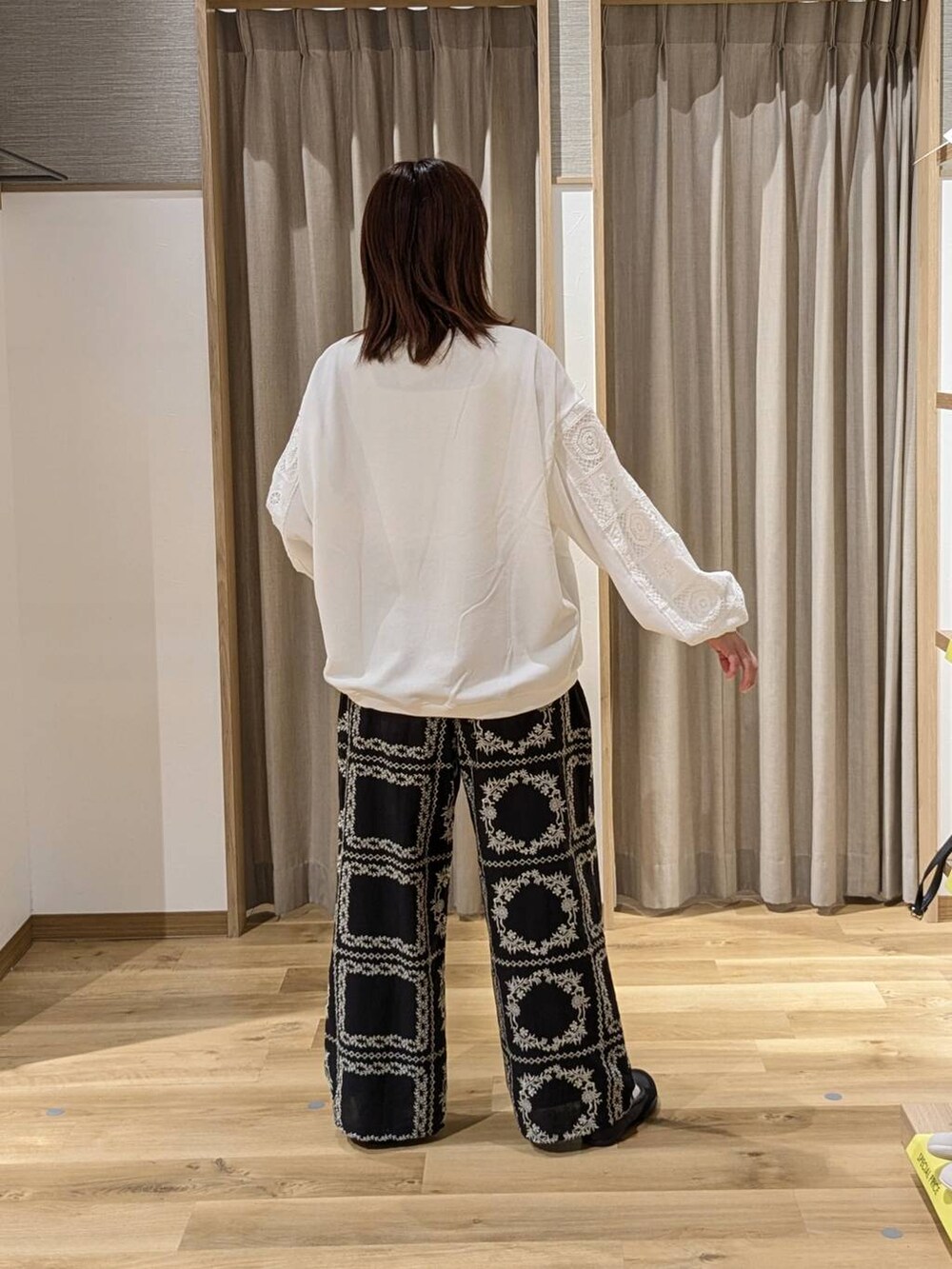 ブラック系のバレエシューズ、ブラック系のトートバッグ、ブラック系のその他パンツを着用したレディースの春コーディネートの2枚目の写真