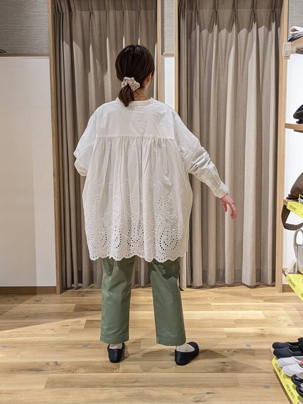 グリーン系のその他パンツ、グレー系のパンプス、グリーン系のTシャツ/カットソーを着用したレディースの春コーディネートの2枚目の写真