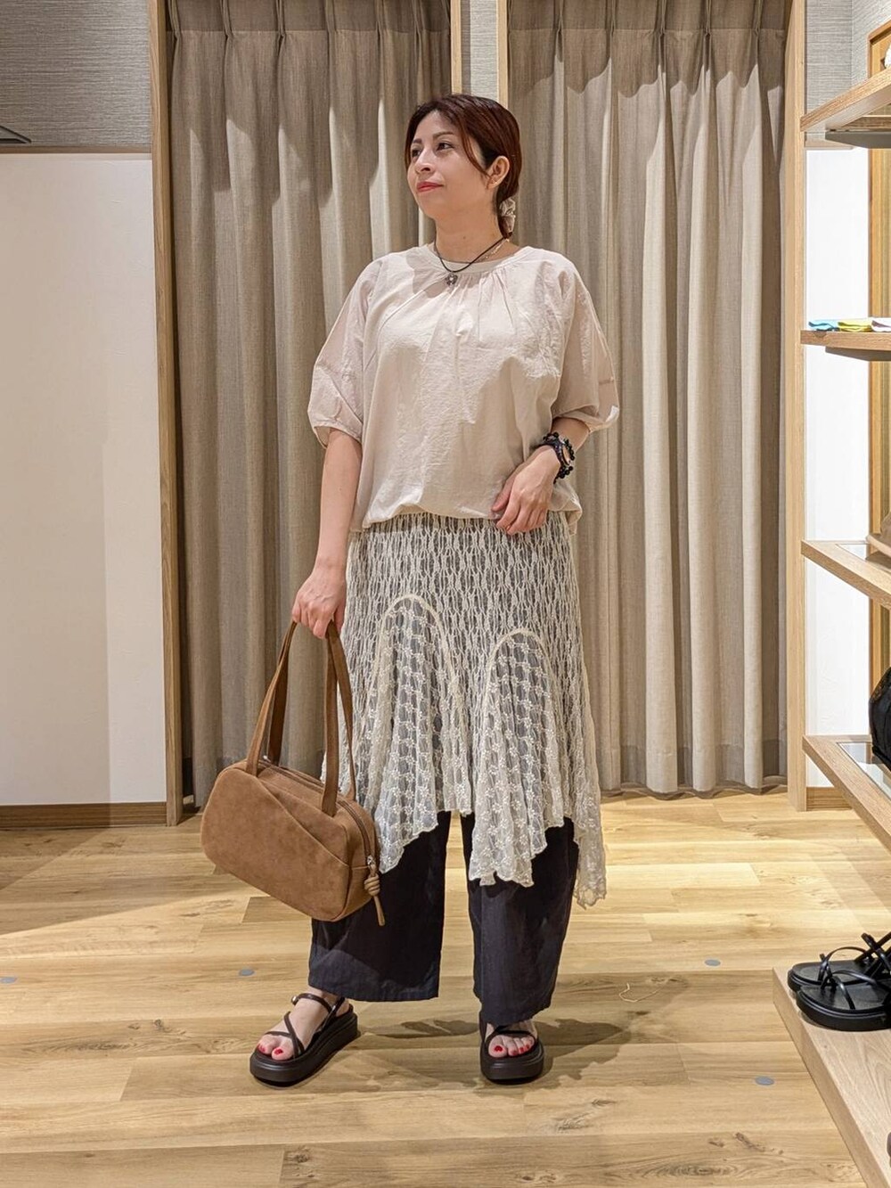 ブラウン系のショルダーバッグ、グレー系のシャツ/ブラウス、ブラウン系のサンダルを着用したレディースの夏コーディネートの3枚目の写真