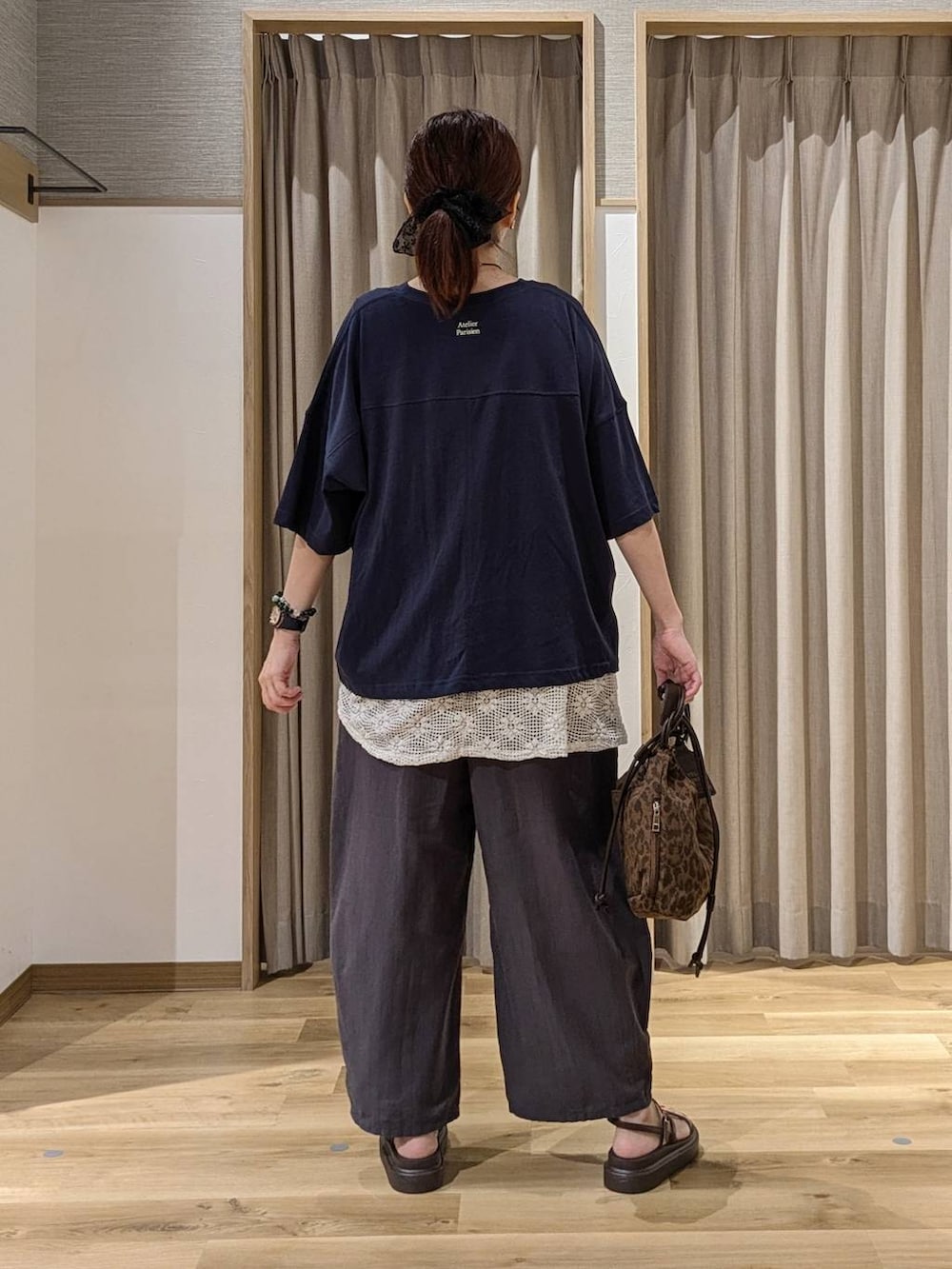 ブルー系のTシャツ/カットソー、ブラウン系のサンダル、ホワイト系のベストを着用したレディースの夏コーディネートの3枚目の写真