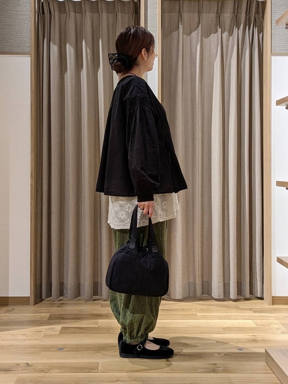 グリーン系のその他パンツ、ブラック系のシャツ/ブラウス、ブラック系のその他シューズを着用したレディースの秋コーディネートの2枚目の写真