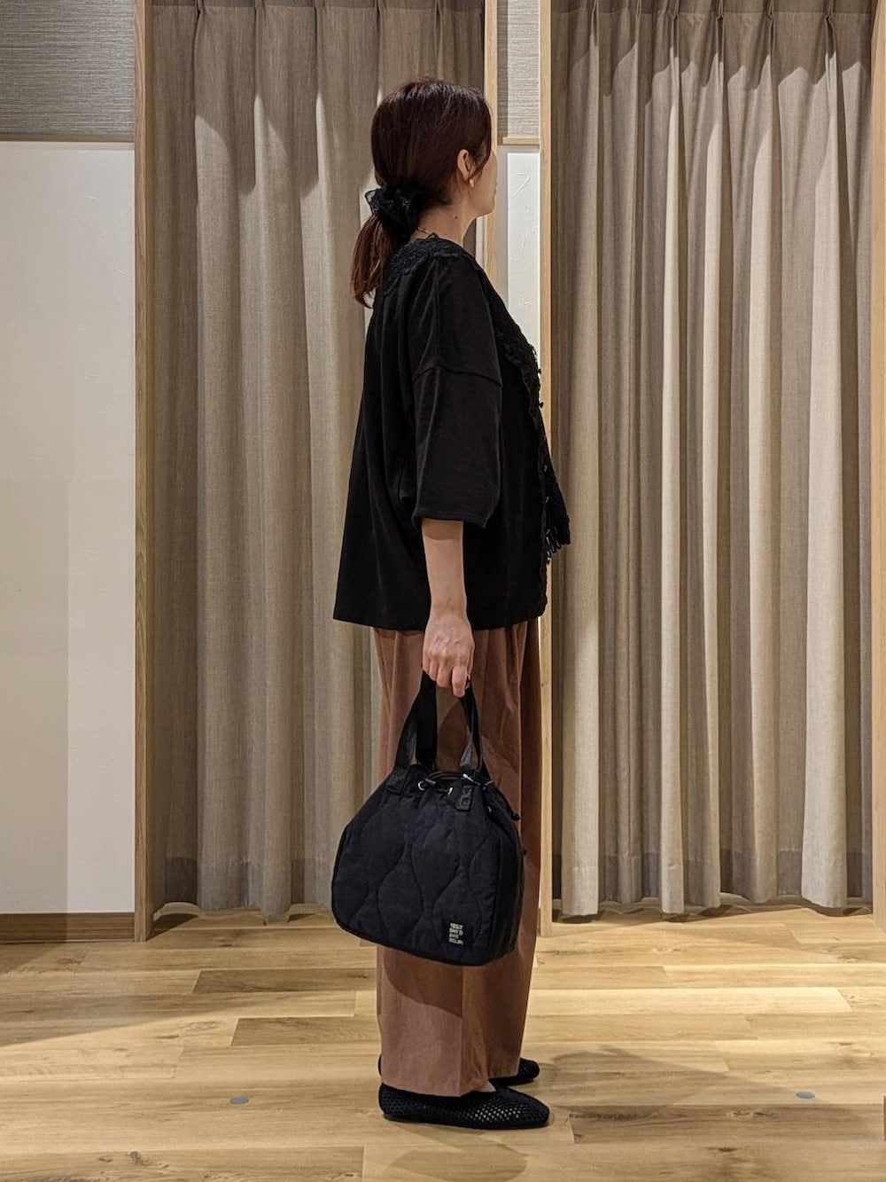 ブラック系のシャツ/ブラウス、ベージュ系のタンクトップ、ブラウン系のその他パンツを着用したレディースの夏コーディネートの2枚目の写真