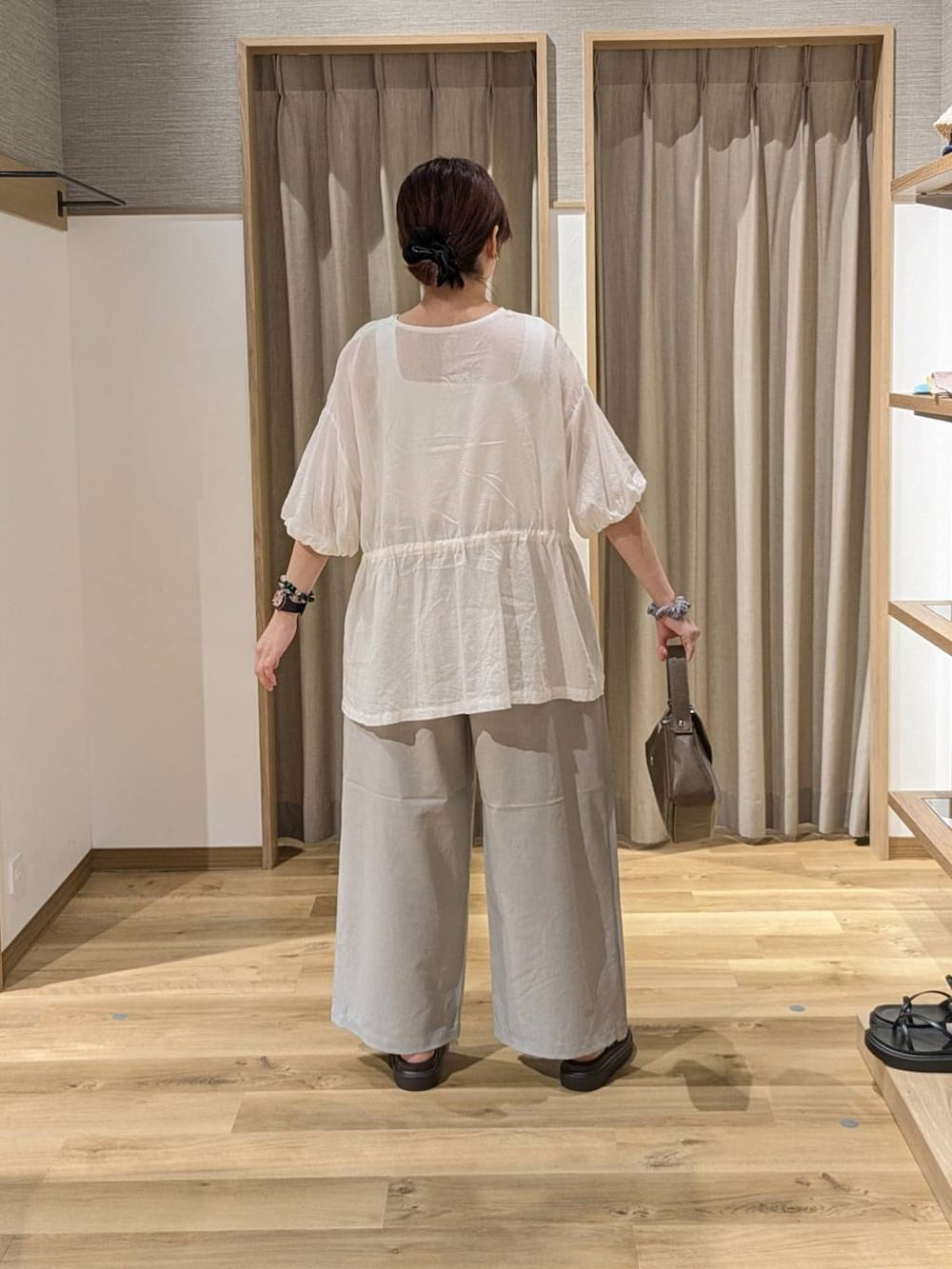 ブラウン系のサンダル、ベージュ系のタンクトップ、グレー系のその他パンツを着用したレディースの夏コーディネートの2枚目の写真