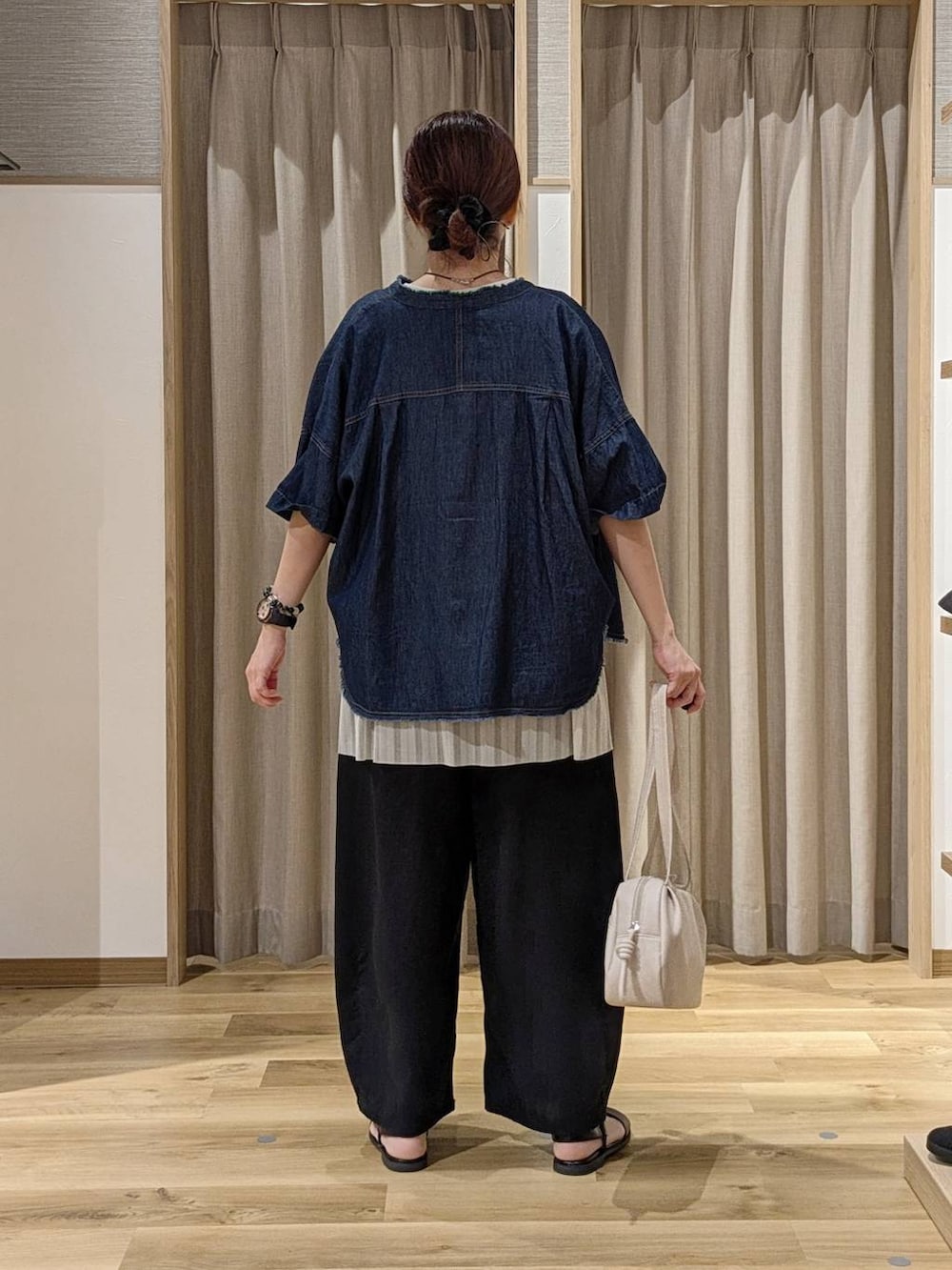 ホワイト系のショルダーバッグ、グレー系のTシャツ/カットソー、ブラック系のその他パンツを着用したレディースの夏コーディネートの3枚目の写真