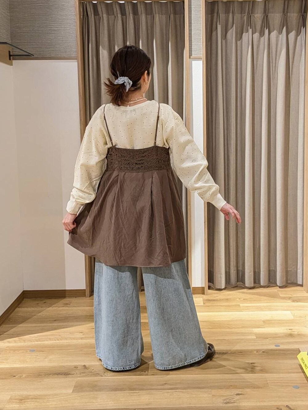 ブルー系のデニムパンツ、ブラウン系のショルダーバッグ、ブラウン系のローファーを着用したレディースの冬コーディネートの2枚目の写真