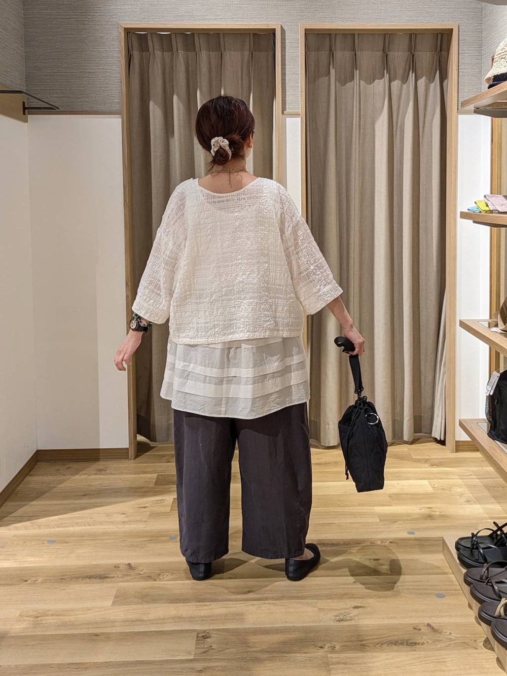 ブラック系のショルダーバッグ、その他のその他パンツ、ホワイト系のシャツ/ブラウスを着用したレディースの夏コーディネートの2枚目の写真