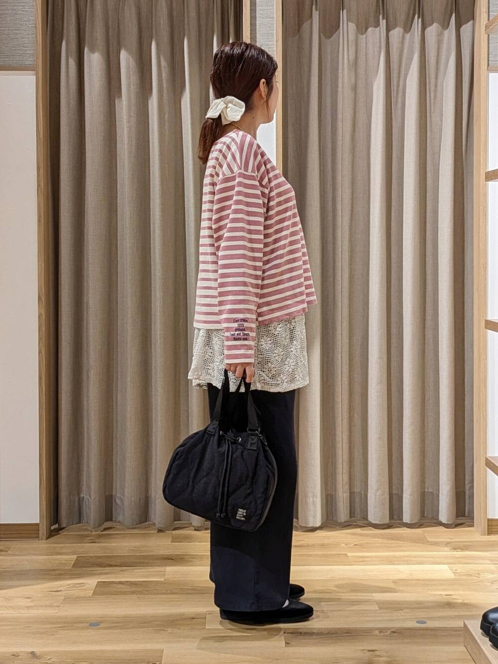 ブラック系のその他シューズ、その他のTシャツ/カットソー、ホワイト系のベストを着用したレディースの秋コーディネートの2枚目の写真