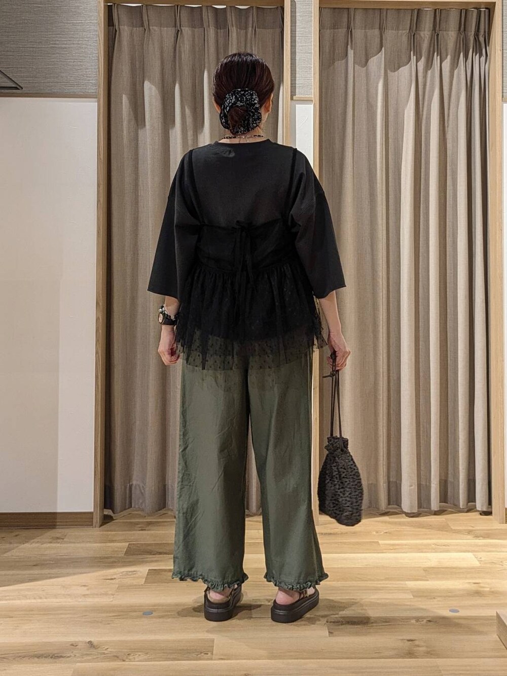 グリーン系のその他パンツ、ブラック系のキャミソール、ベージュ系のサンダルを着用したレディースの夏コーディネートの3枚目の写真