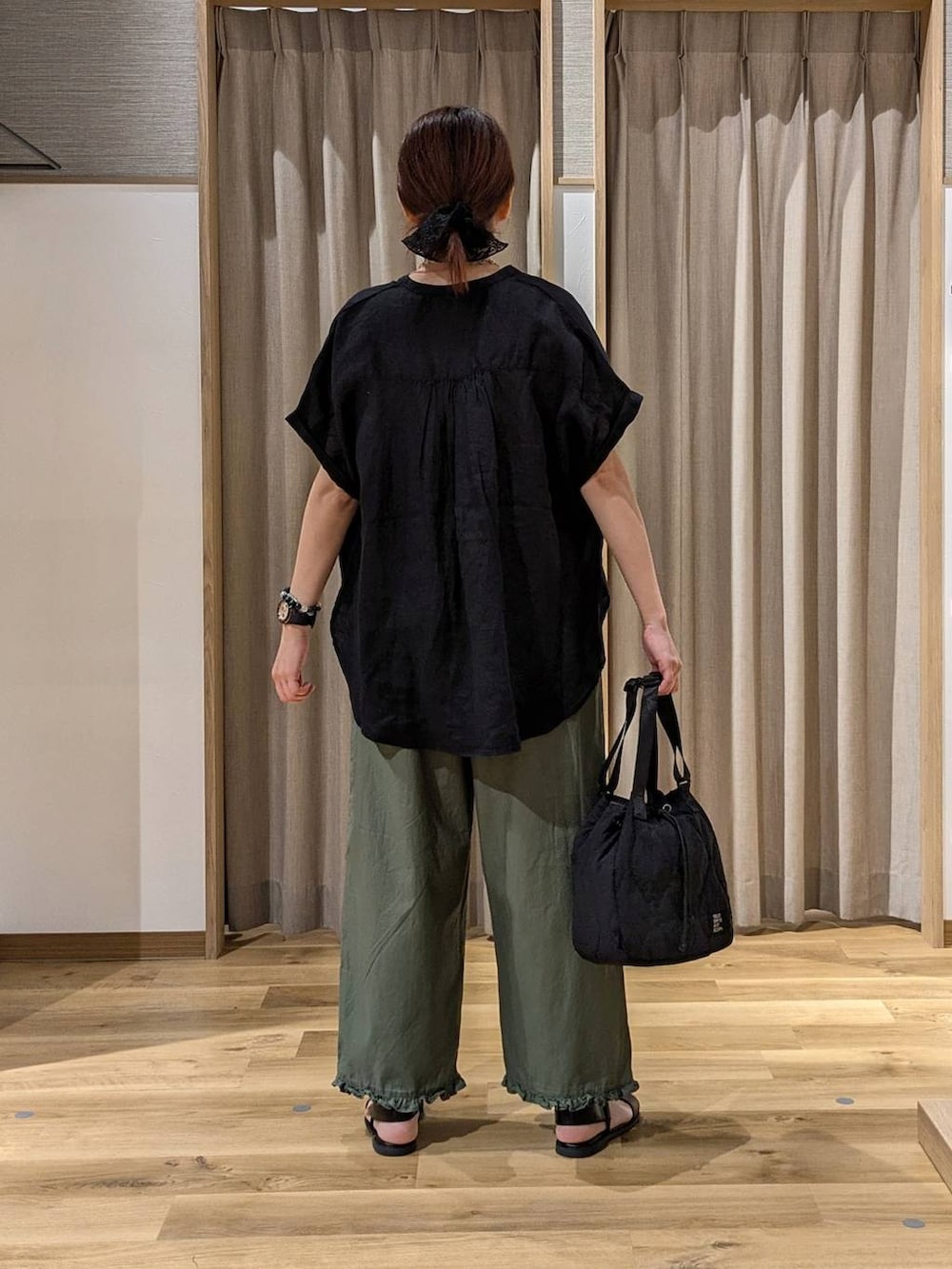 ブラック系のシャツ/ブラウス、グリーン系のその他パンツ、ベージュ系のベストを着用したレディースの夏コーディネートの3枚目の写真