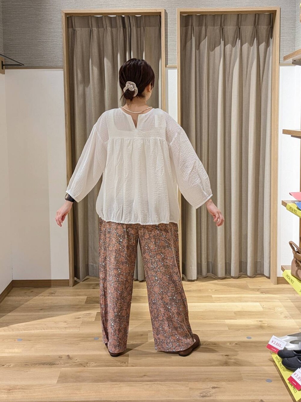 ブラウン系のパンプス、ホワイト系のシャツ/ブラウス、オレンジ系のその他パンツを着用したレディースの春コーディネートの2枚目の写真