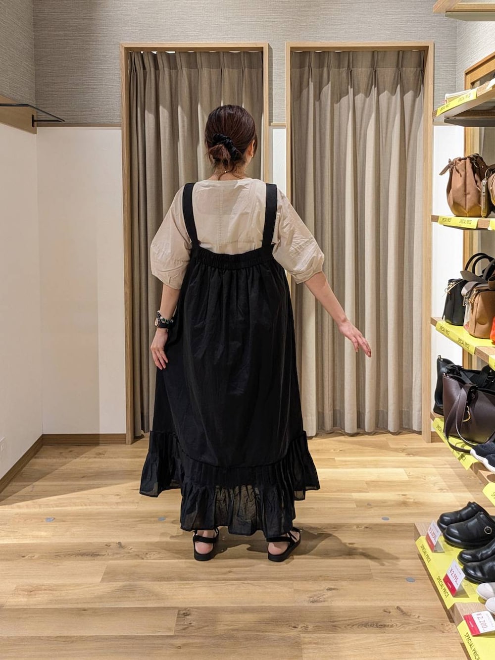 グレー系のシャツ/ブラウス、ブラック系のサンダル、ブラック系のワンピースを着用したレディースの春コーディネートの2枚目の写真
