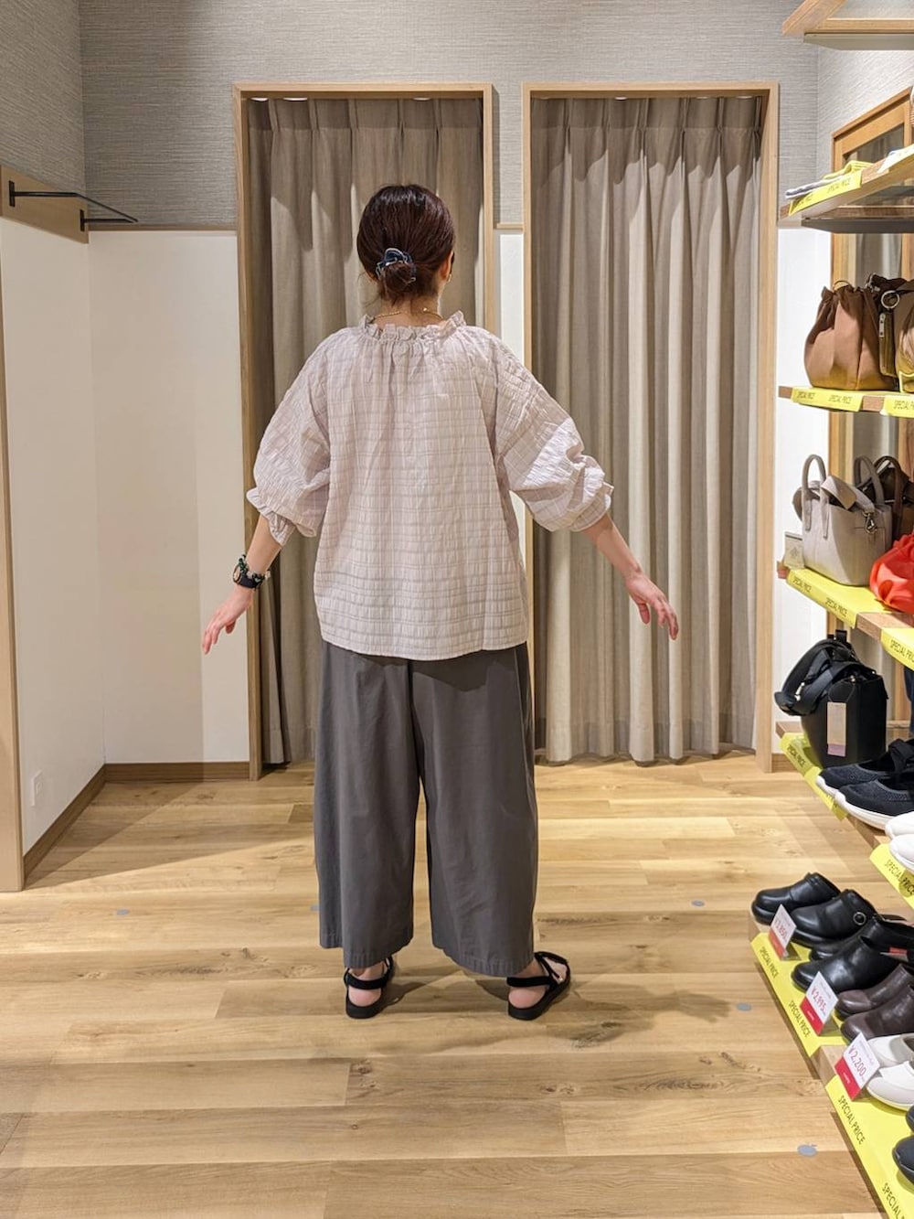 ブラック系のショルダーバッグ、その他のその他パンツ、ブラック系のサンダルを着用したレディースの春コーディネートの2枚目の写真