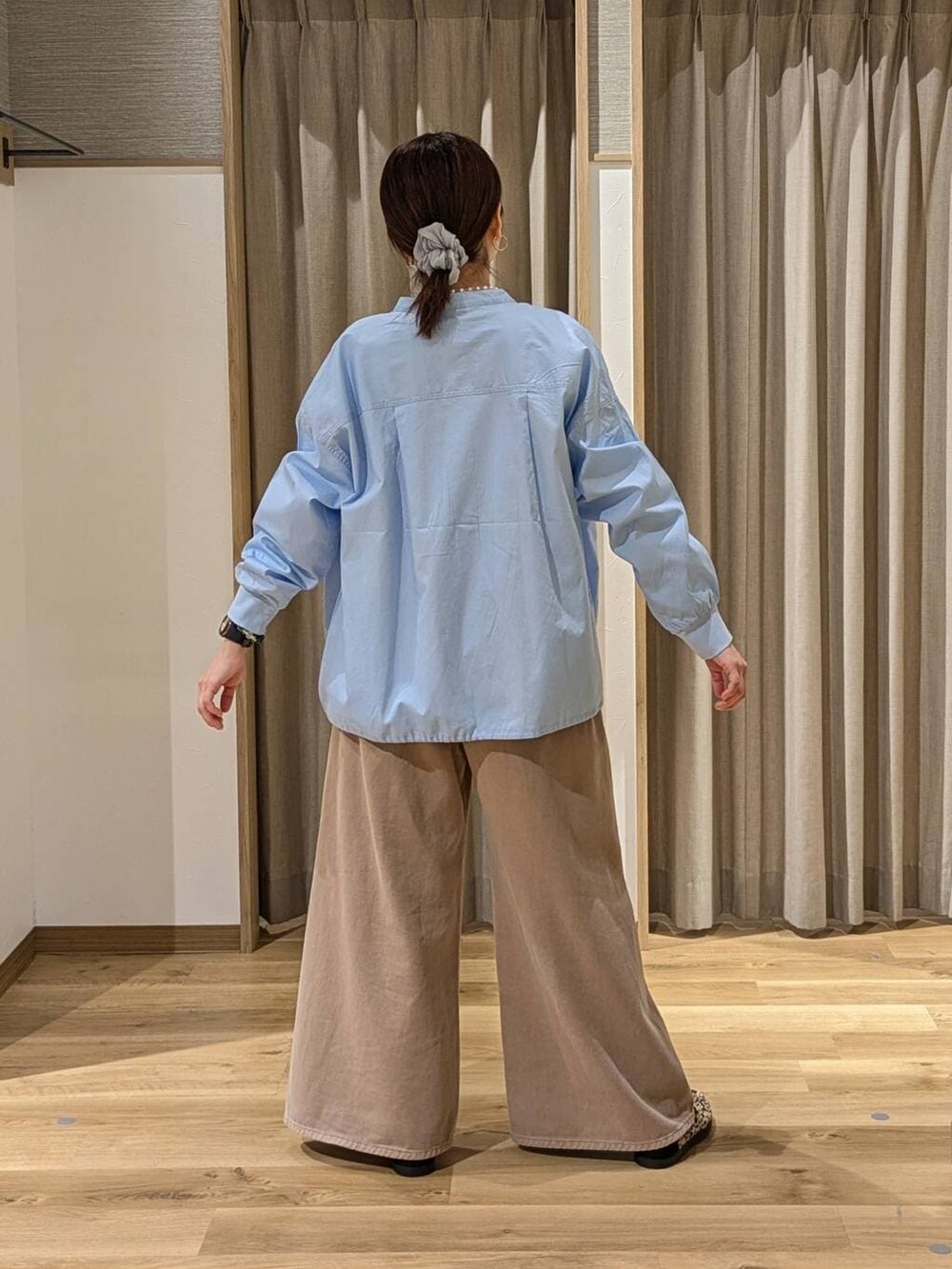 ベージュ系のデニムパンツ、その他のスニーカー、ブルー系のシャツ/ブラウスを着用したレディースの冬コーディネートの3枚目の写真