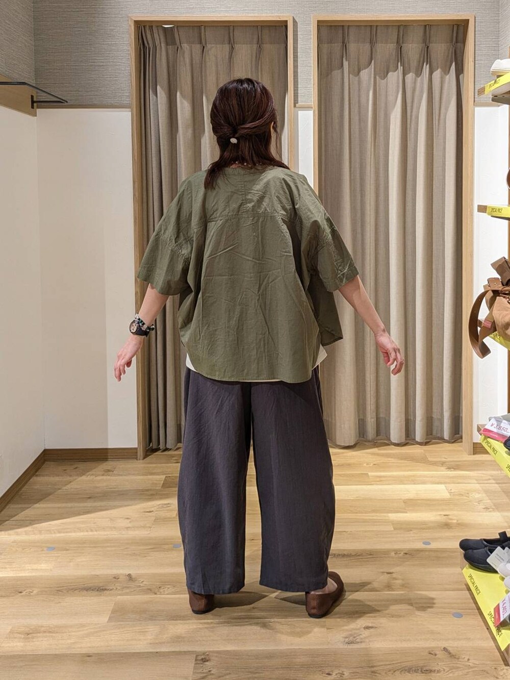 ピンク系のトートバッグ、ブラウン系のパンプス、ベージュ系のタンクトップを着用したレディースの春コーディネートの2枚目の写真