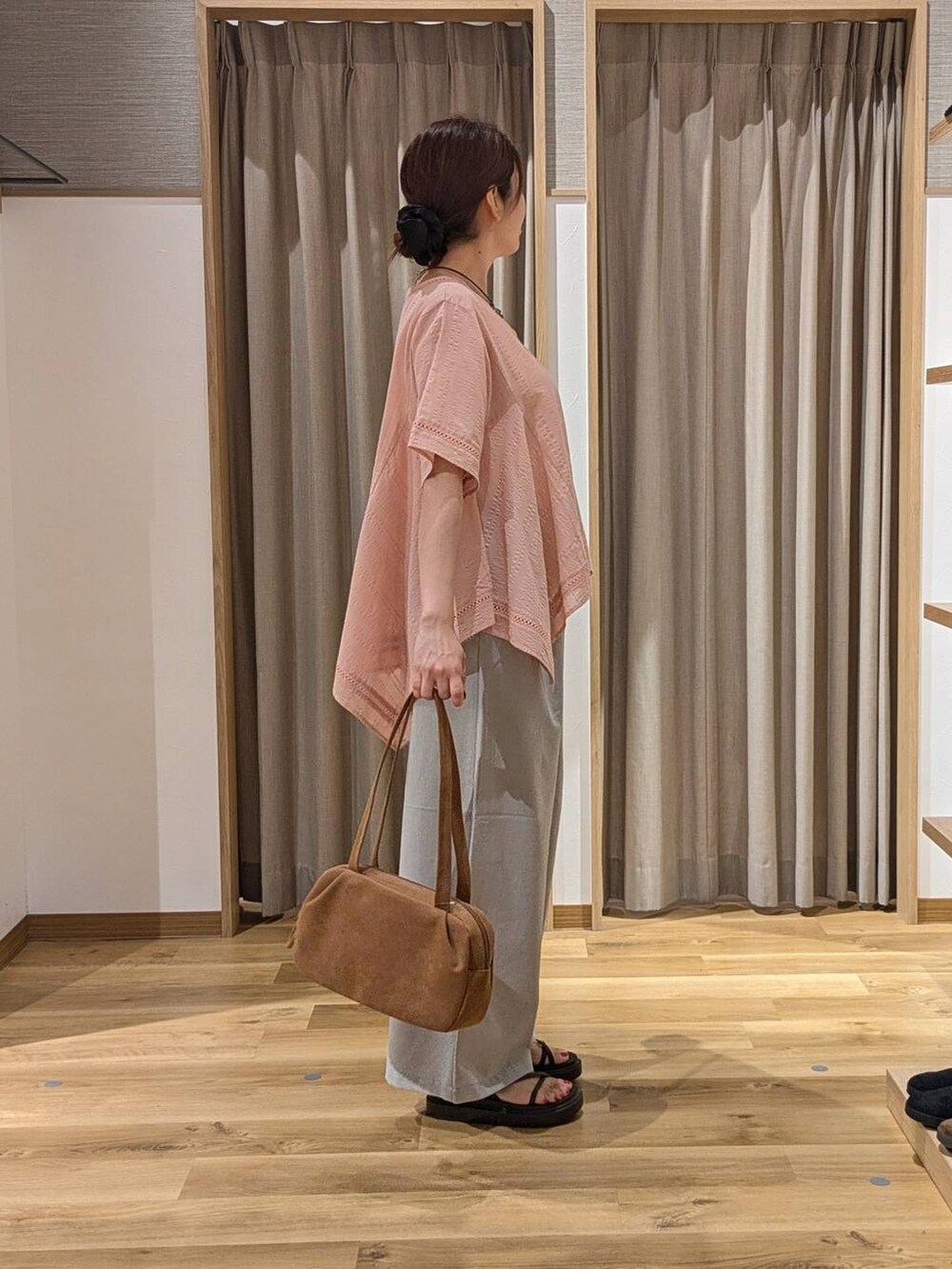 ブラウン系のショルダーバッグ、ブラウン系のサンダル、グレー系のその他パンツを着用したレディースの夏コーディネートの2枚目の写真