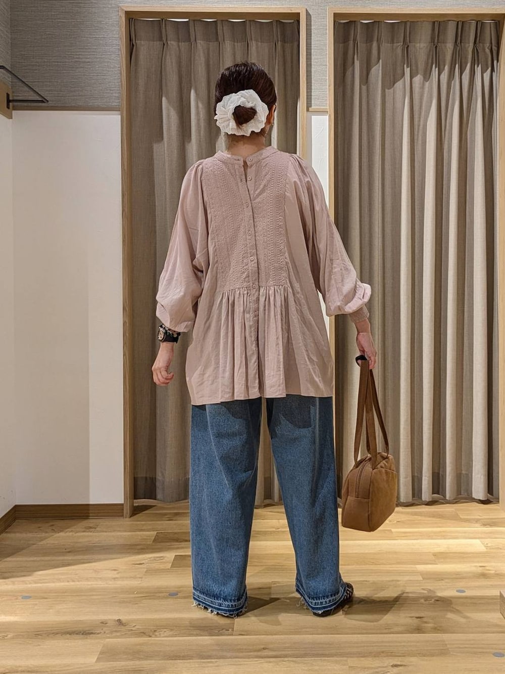 ブラウン系のショルダーバッグ、ピンク系のシャツ/ブラウス、ブラウン系のパンプスを着用したレディースの秋コーディネートの3枚目の写真