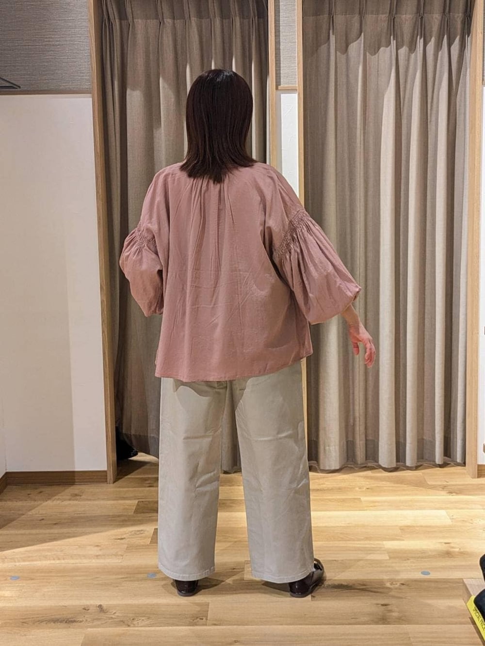 グレー系のその他パンツ、ブラウン系のトートバッグ、ブラウン系のローファーを着用したレディースの春コーディネートの2枚目の写真