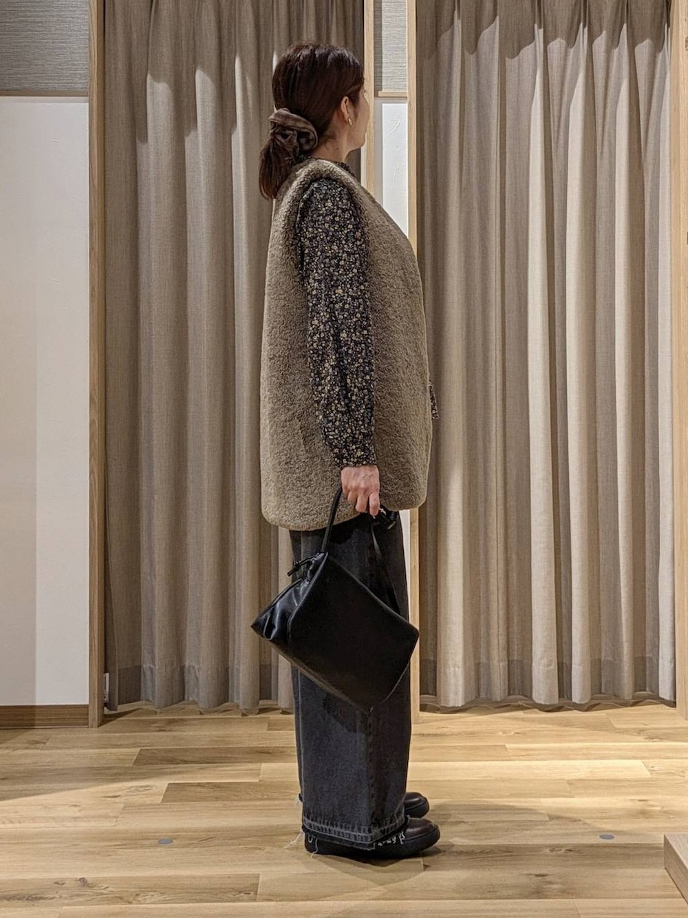 その他のシャツ/ブラウス、ブラウン系のデニムパンツ、ブラウン系のベストを着用したレディースの秋コーディネートの2枚目の写真
