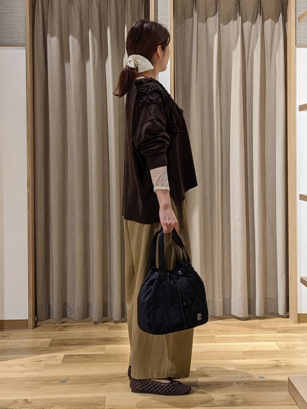 ブラウン系のカーディガン/ボレロ、ベージュ系のその他パンツ、ホワイト系のTシャツ/カットソーを着用したレディースの秋コーディネートの2枚目の写真