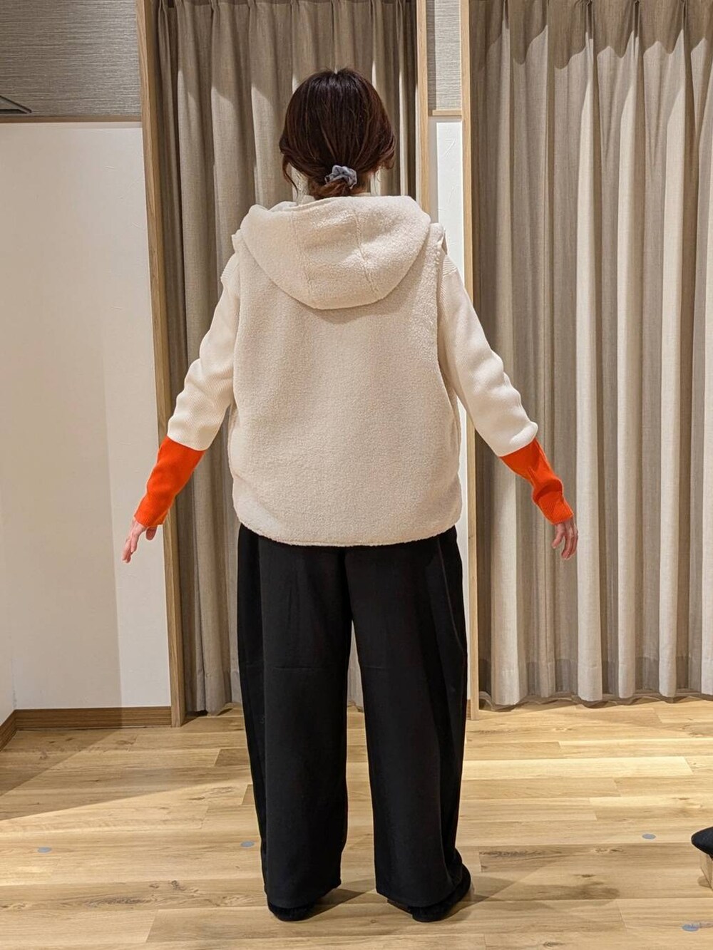 ベージュ系のベスト、ブラック系のその他パンツ、ブラック系のパンプスを着用したレディースの冬コーディネートの2枚目の写真