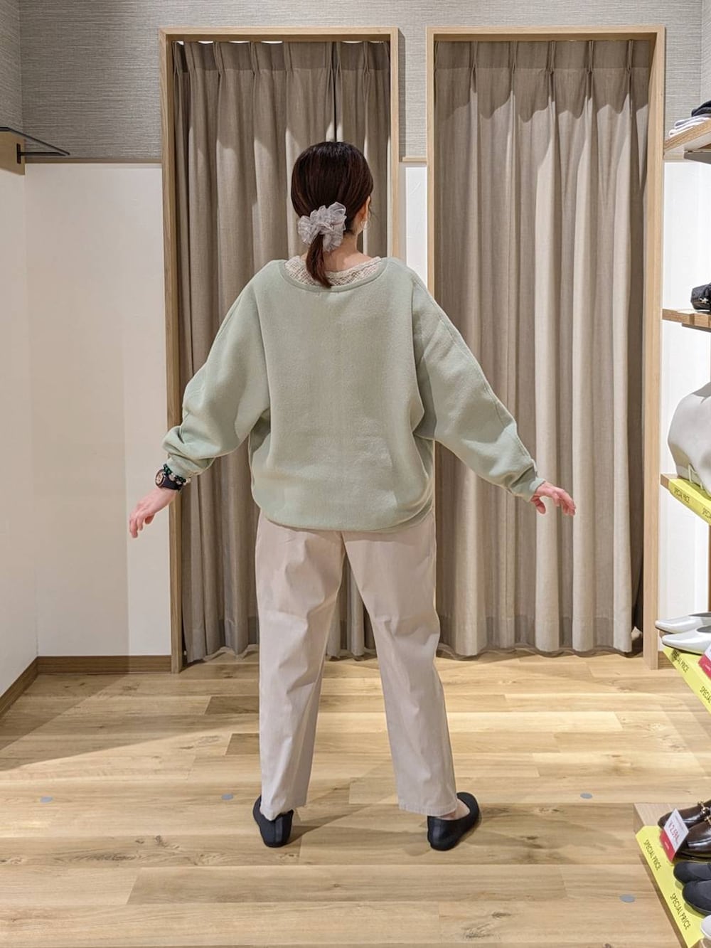 ベージュ系のショルダーバッグ、ベージュ系のその他パンツ、グレー系のパンプスを着用したレディースの春コーディネートの2枚目の写真