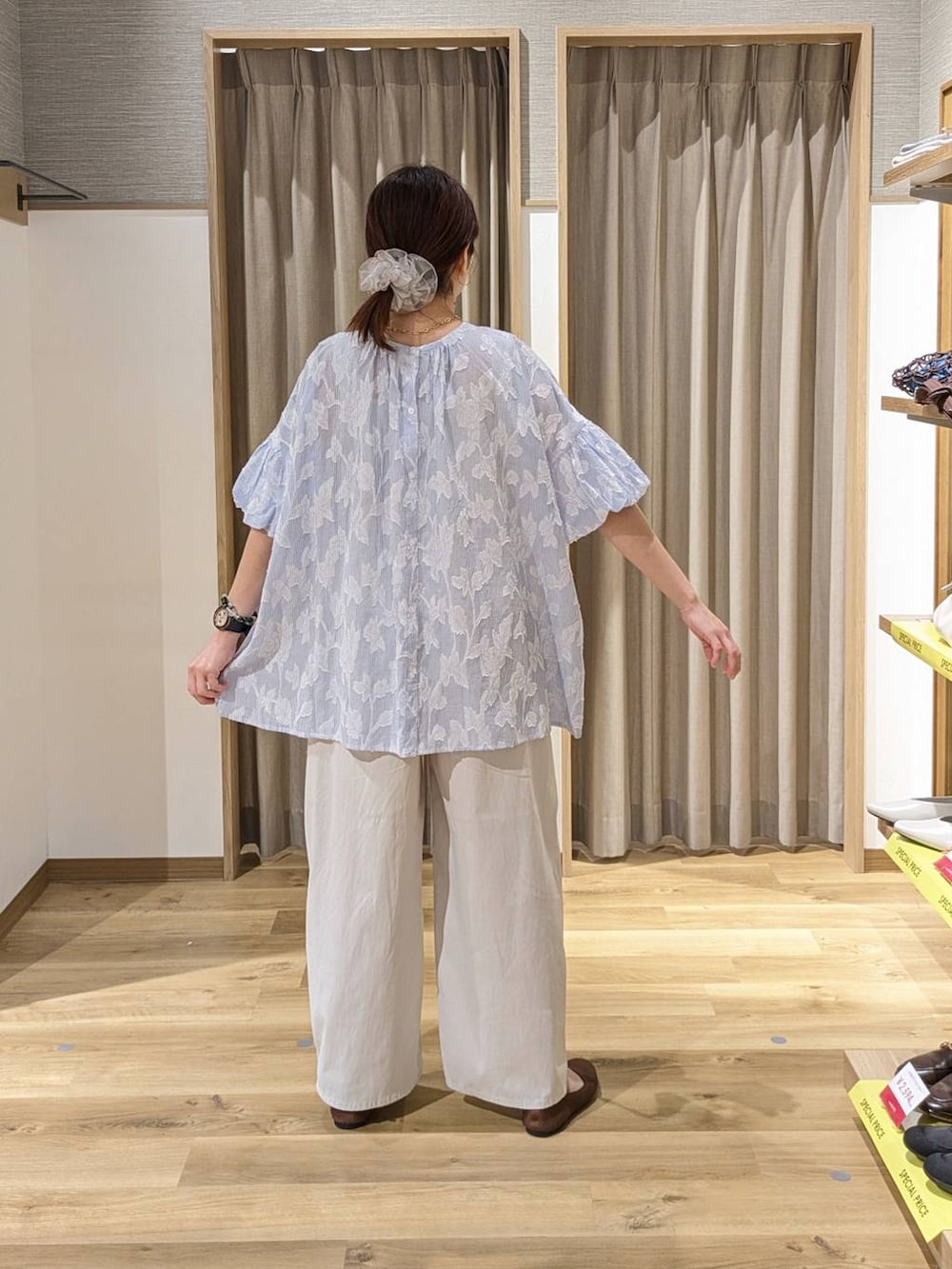 ブラウン系のパンプス、ベージュ系のショルダーバッグ、グレー系のその他パンツを着用したレディースの春コーディネートの2枚目の写真