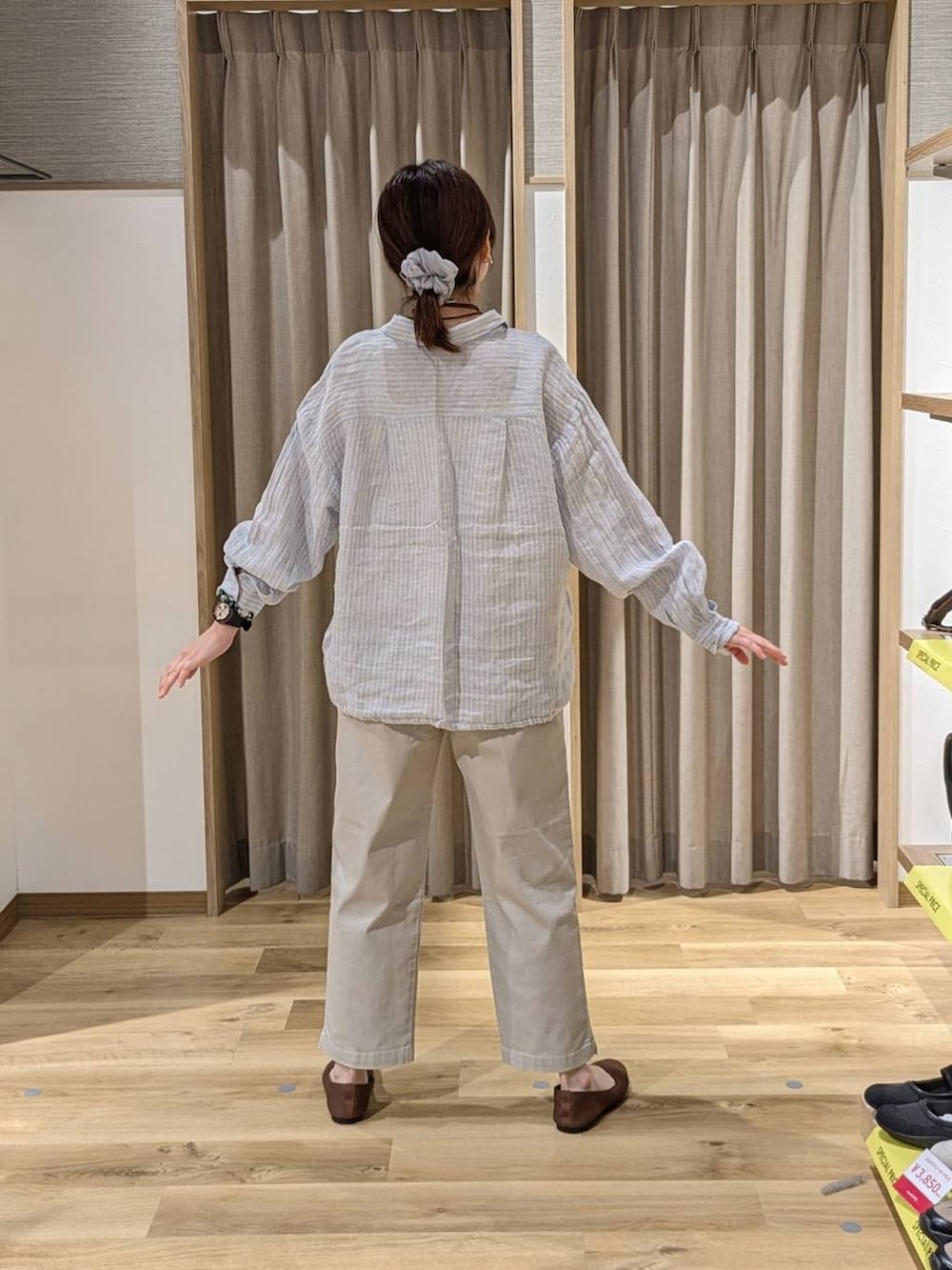 グレー系のその他パンツ、ブラウン系のパンプス、ベージュ系のタンクトップを着用したレディースの春コーディネートの2枚目の写真