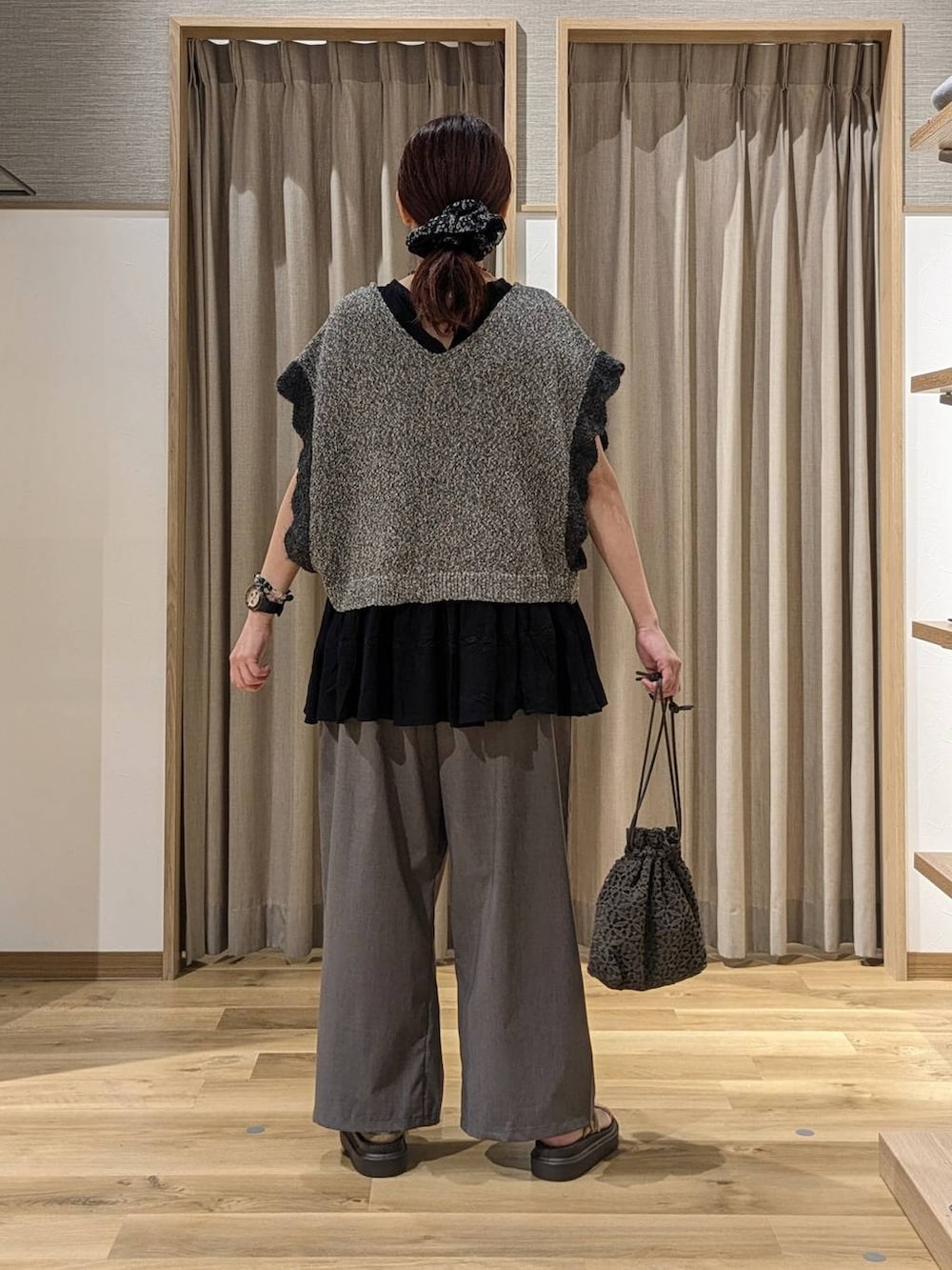 ブラック系のシャツ/ブラウス、グレー系のニット/セーター、ベージュ系のサンダルを着用したレディースの夏コーディネートの3枚目の写真