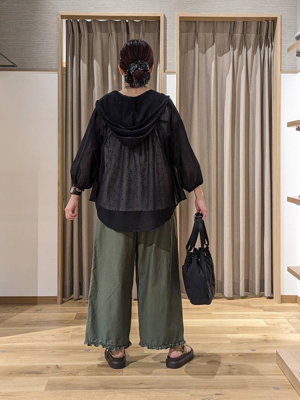 その他のシャツ/ブラウス、グリーン系のその他パンツ、その他のTシャツ/カットソーを着用したレディースの夏コーディネートの3枚目の写真