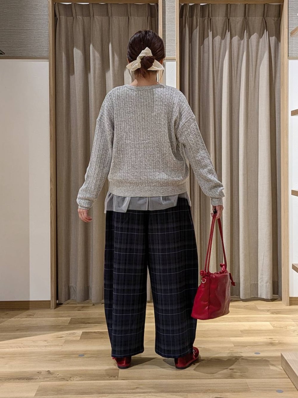 レッド系のその他シューズ、その他のTシャツ/カットソー、レッド系のショルダーバッグを着用したレディースの秋コーディネートの3枚目の写真