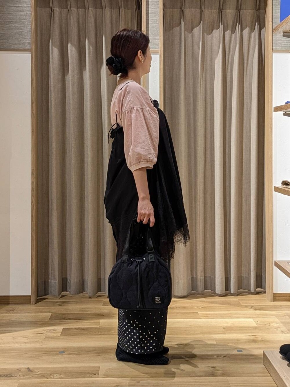ピンク系のシャツ/ブラウス、ブラック系のパンプス、ブラック系のその他パンツを着用したレディースの秋コーディネートの2枚目の写真